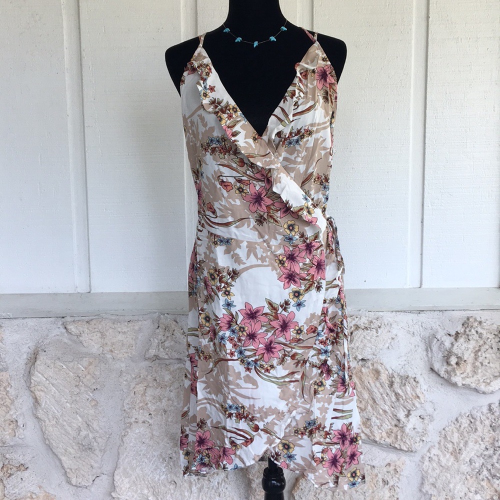 Ivory floral Plus size ruffle wrap dress - Picture 3 of 8